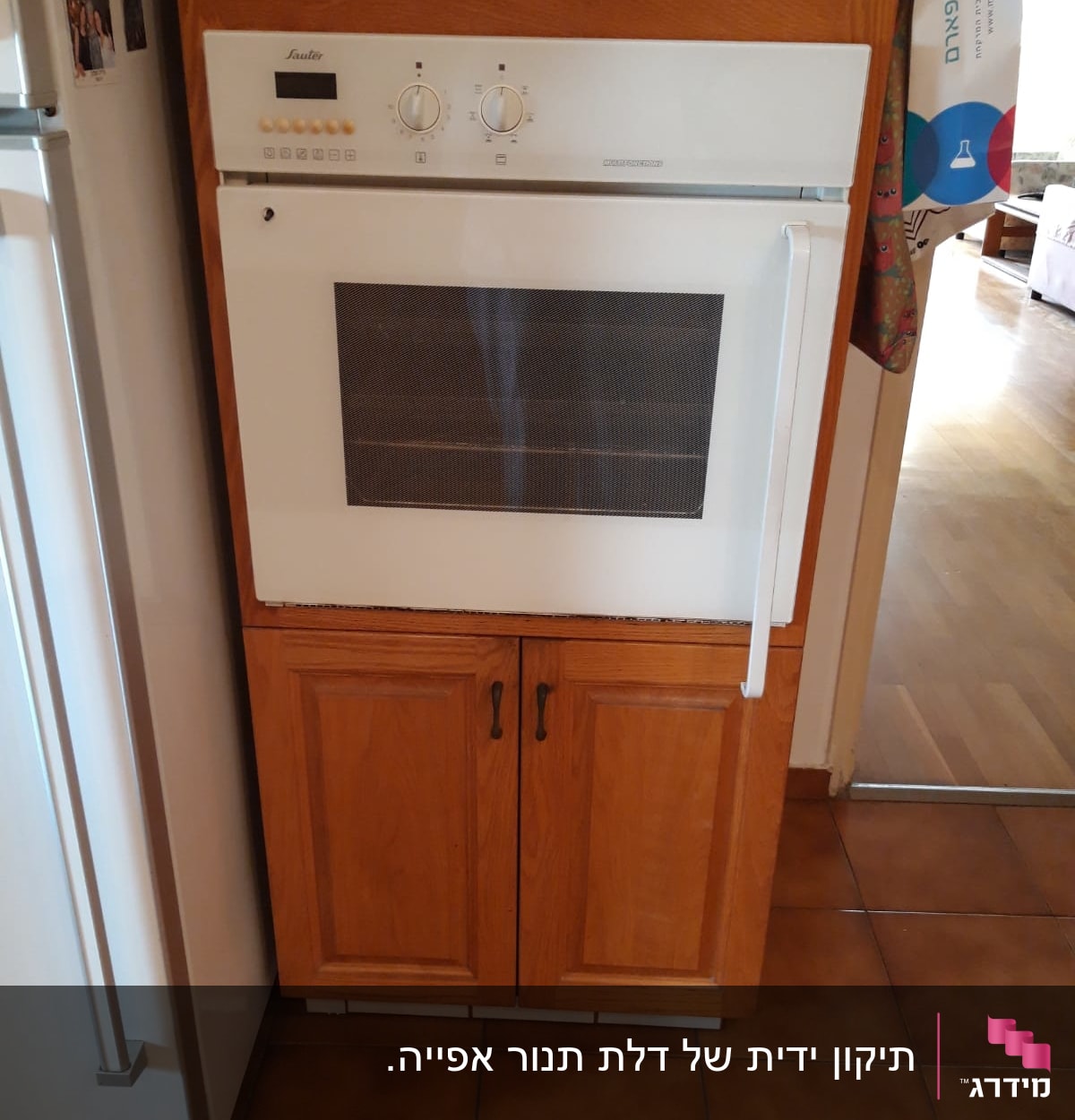 תנור אפייה לבן עם כפתורי שליטה